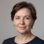 Профессиональный портрет уверенного российского бизнесмена на размытом фоне для сайта по SEO стратегиям
